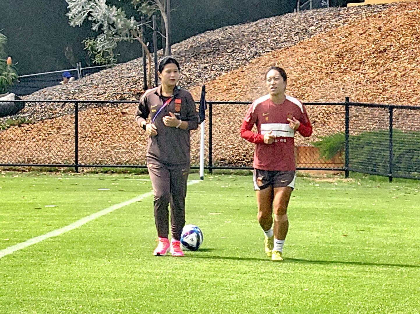 中国女足在珀斯首次训练，唐佳丽单独训练，陈巧珠缺席